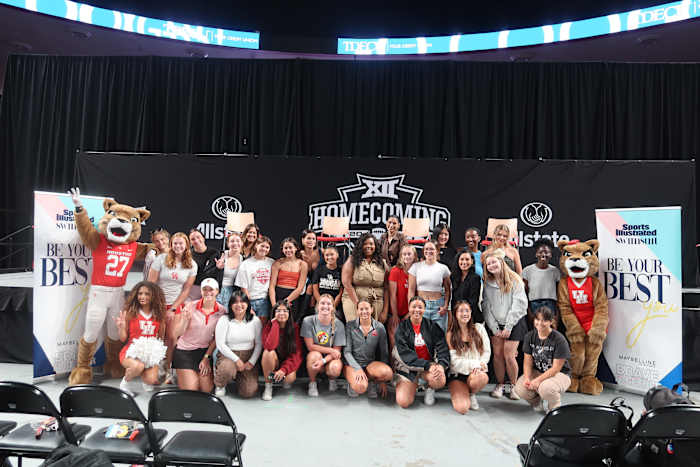 SI Swimsuit models and staff pose with University of Houston students 